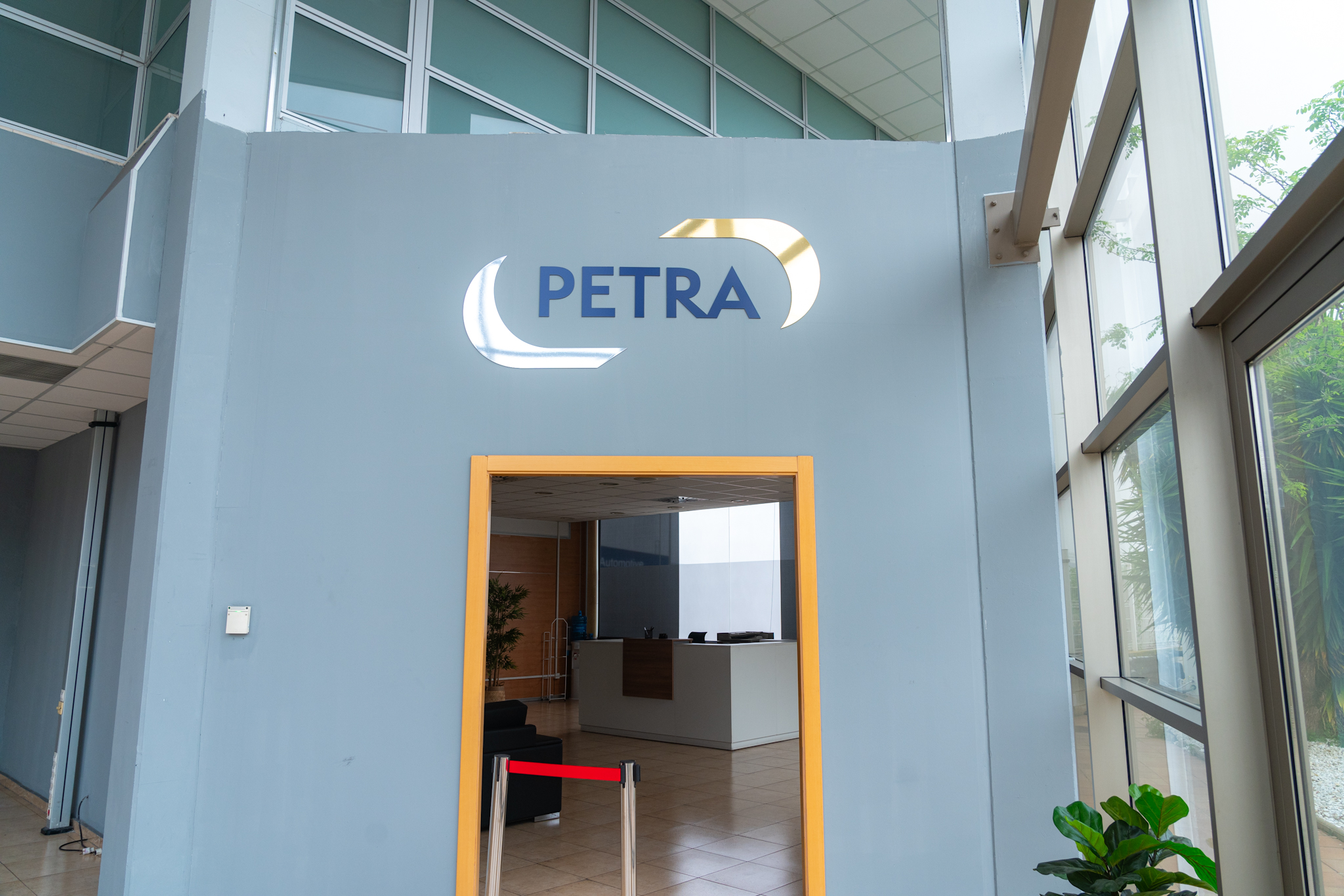 Entrada a las oficinas de Petra